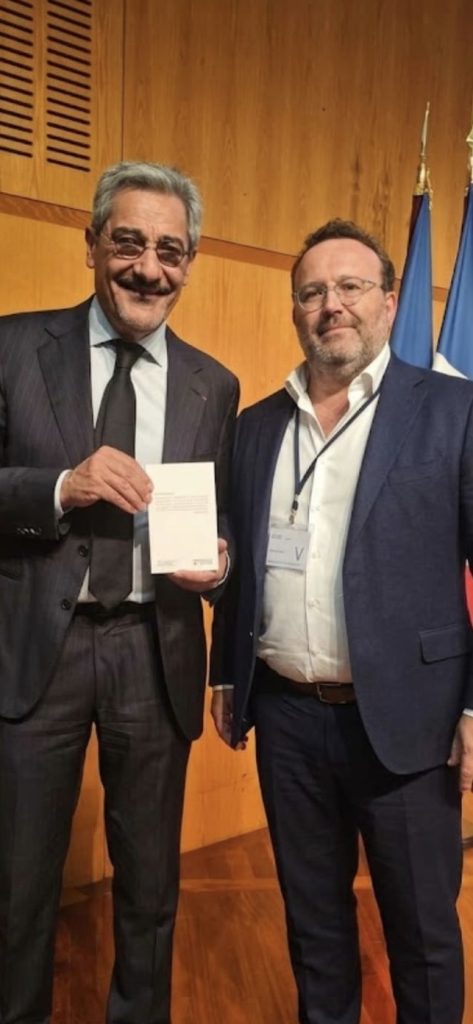 David PEYRAL, remet les "abeilles de l'eco" au ministre Serge Sapin